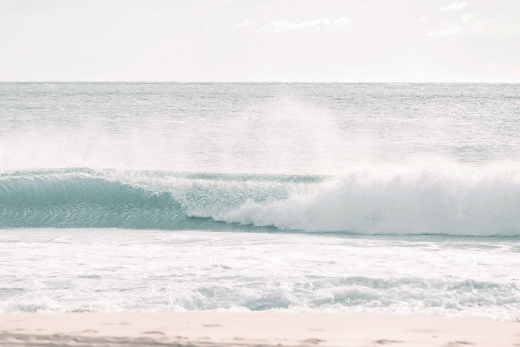 Brekende Golf Aan Helder Strand