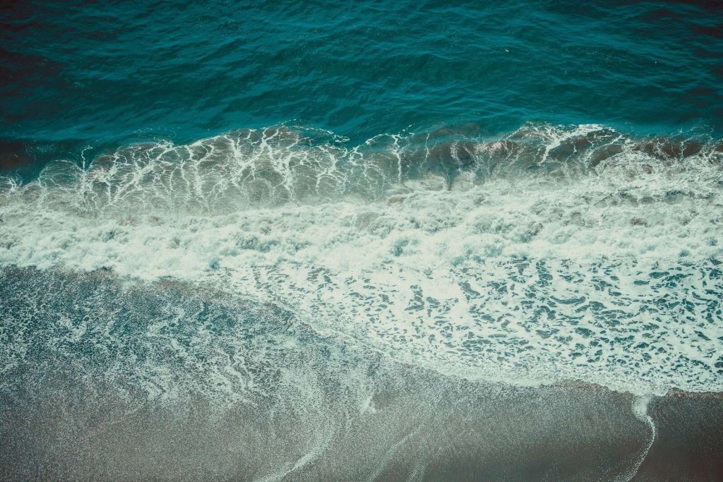 Schuimende Golven Op Nat Zand