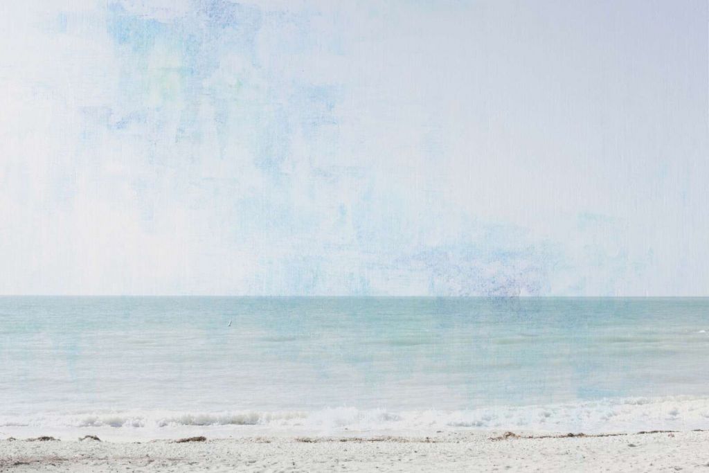 Helder strand onder zachte lucht