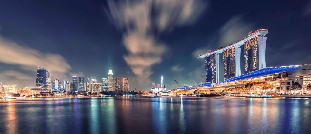 Waterfront skyline met futuristische lichten