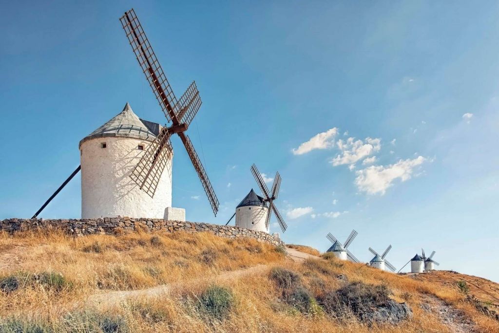 Zomerheuvel met witte windmolens