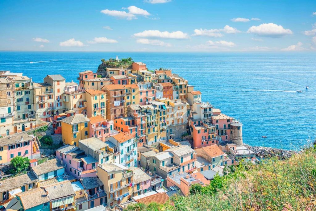 Pastelkust onder azuurblauwe hemel