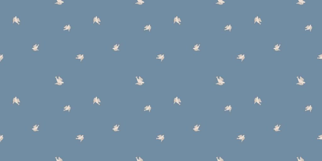 Zwevende vogels in mistblauw