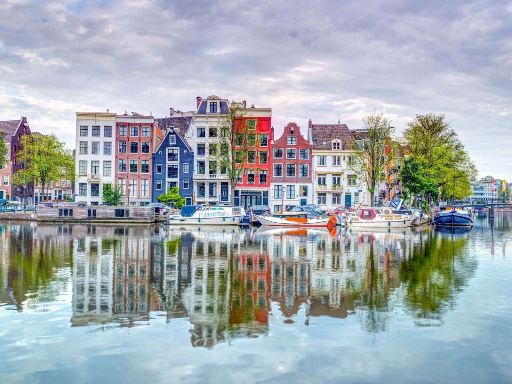 Kleurrijke grachtenpanden aan water