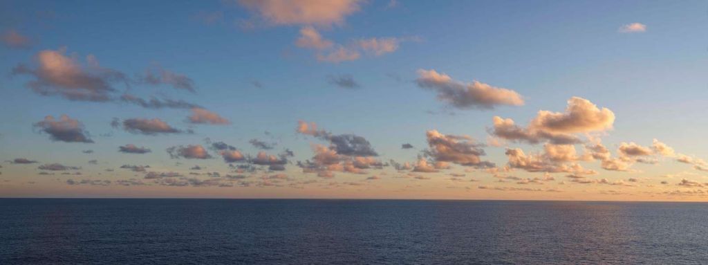 Rustige zee onder avondlucht