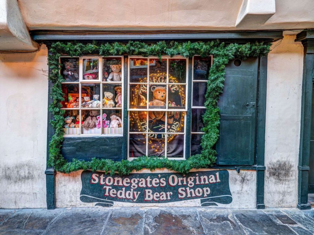 Nostalgische teddybeerwinkel met kerstgroen