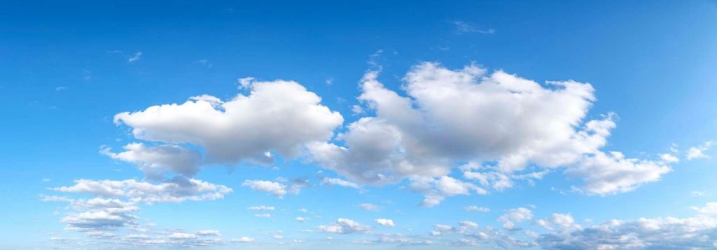 Witte wolken in blauwe lucht