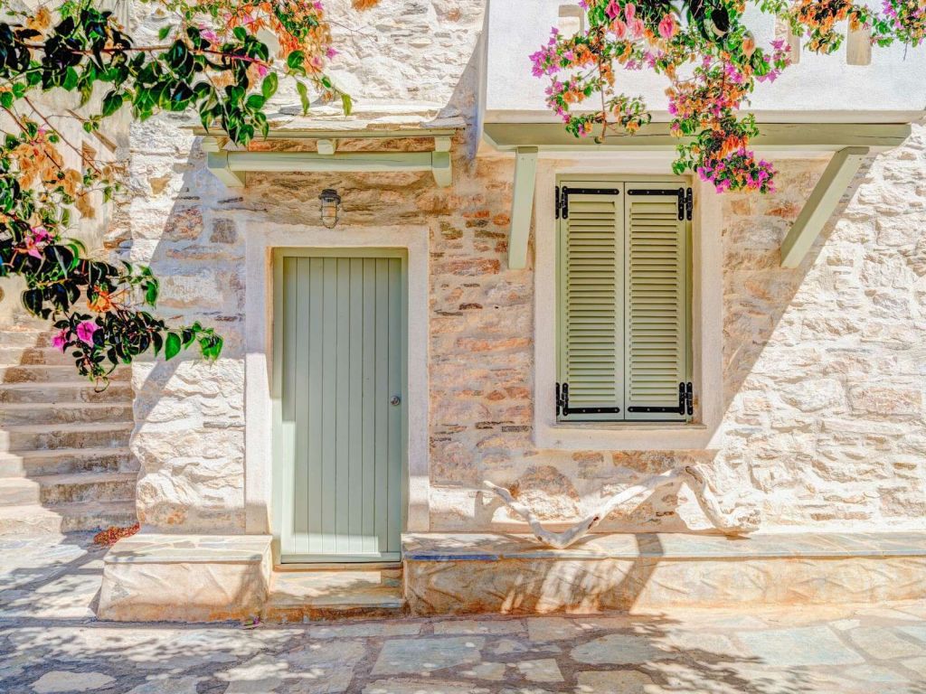 Mediterrane stenen gevel met bougainville