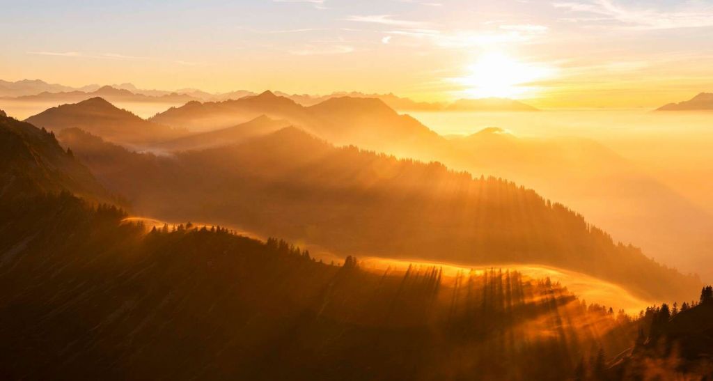 Zonnestralen over berglandschap