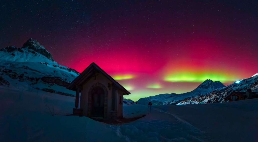 Noorderlicht boven sneeuwbergen