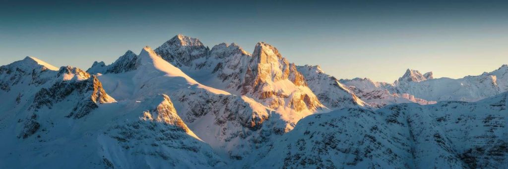 Winterzon op bergtoppen