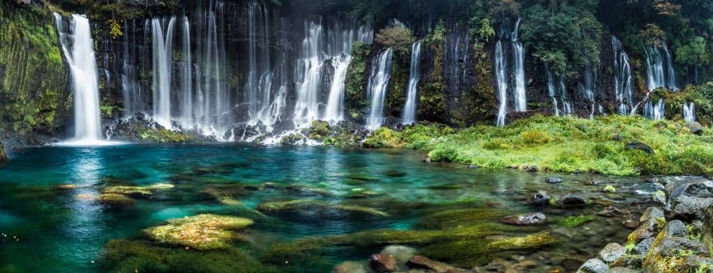 Watervalpanorama met turkoois blauw water