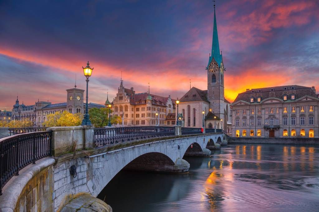 Zürich in de avond main product photo