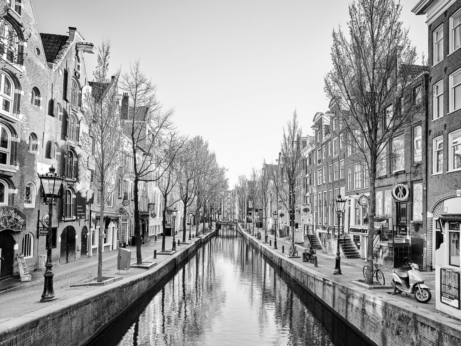 Korst pack video Amsterdam in zwart wit - Fotobehang