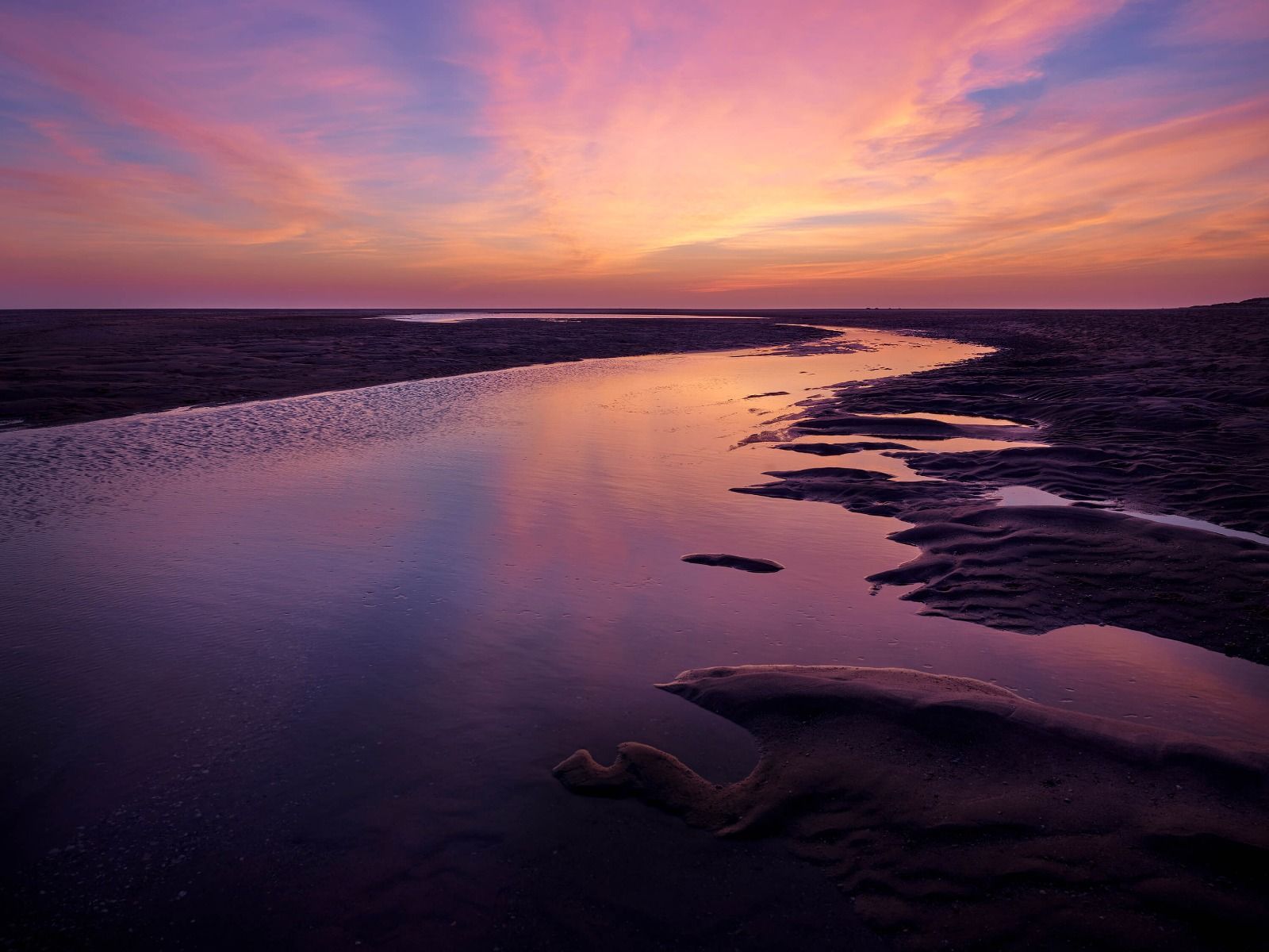Zonsondergang met paarse lucht