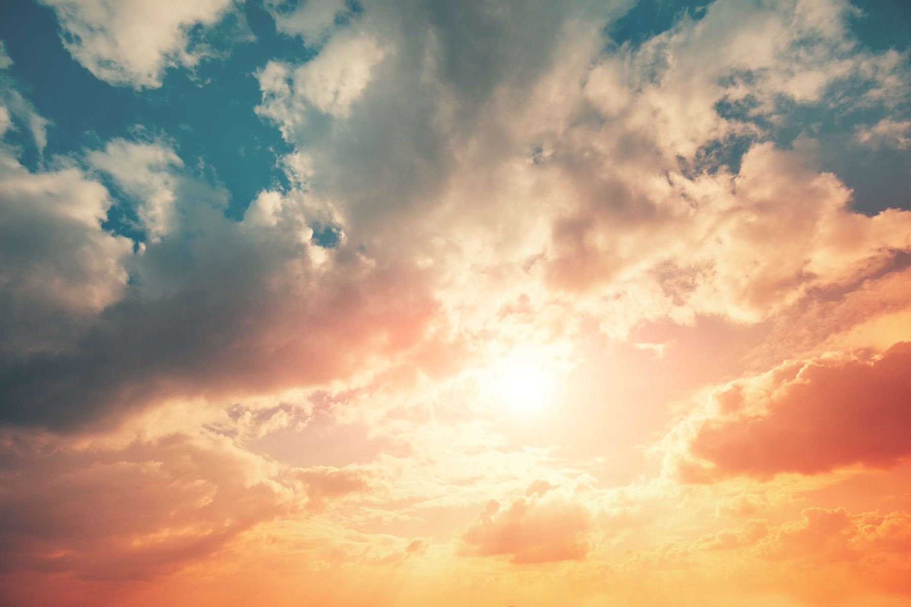 Gekleurde lucht met wolken