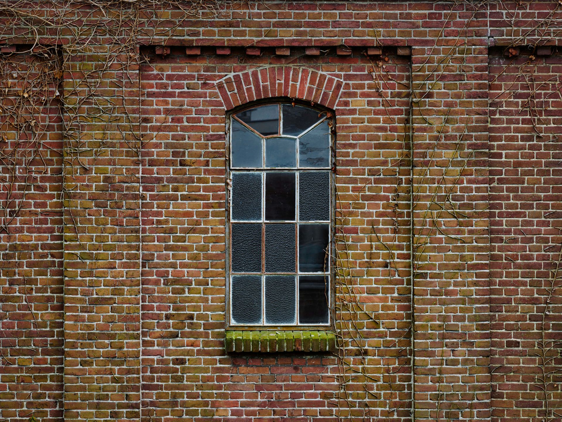 Raam in oud gebouw