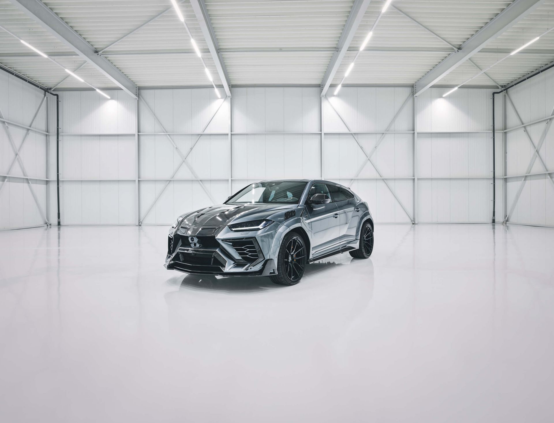 Lamborghini in witte hal main product photo