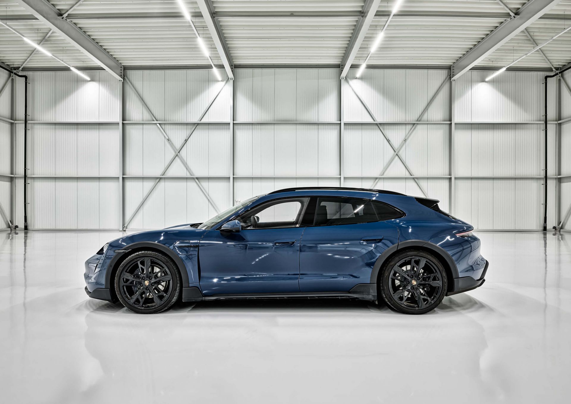 Porsche in industriehal