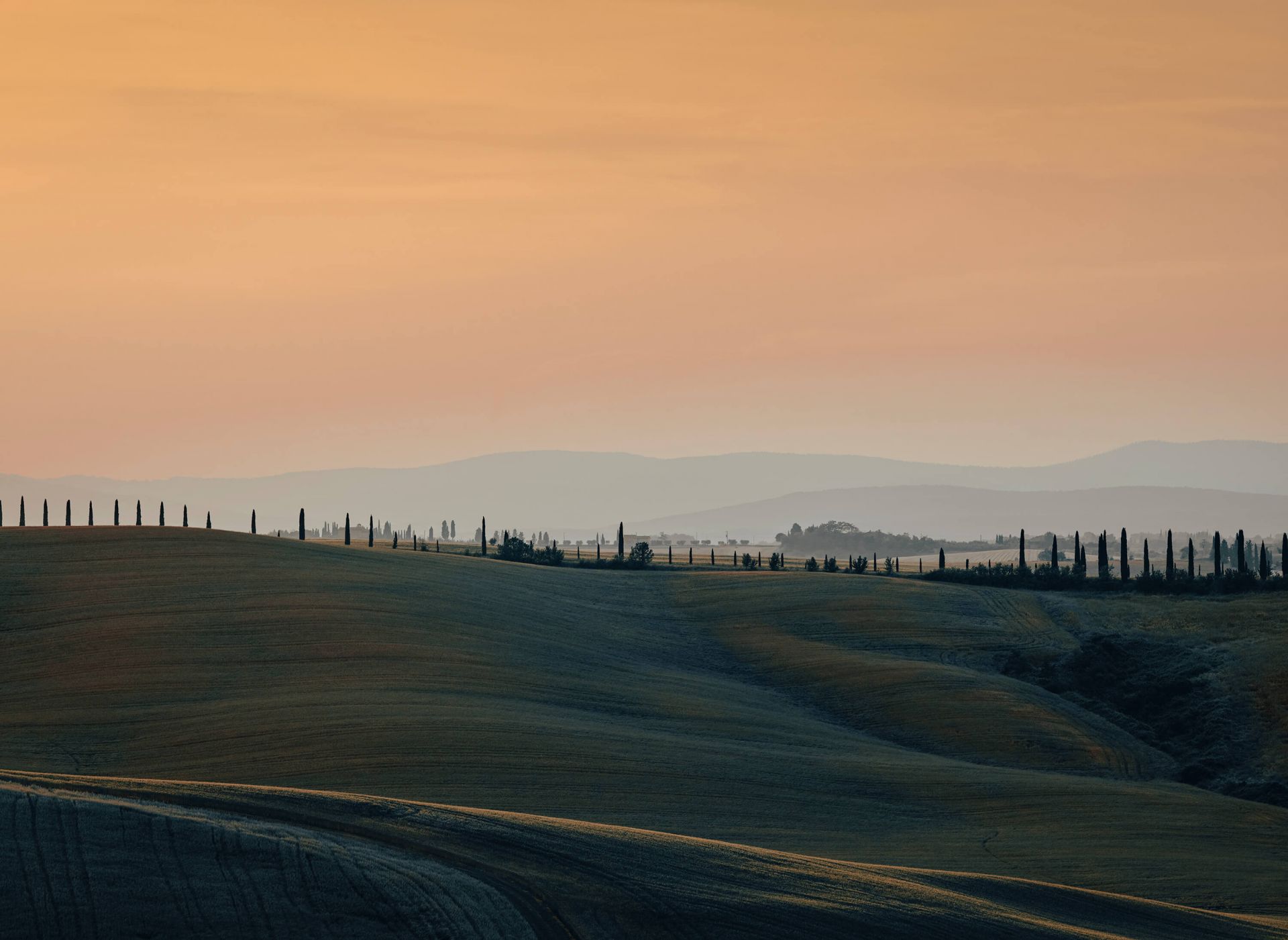 Oranje gloed over Italiaans landschap main product photo