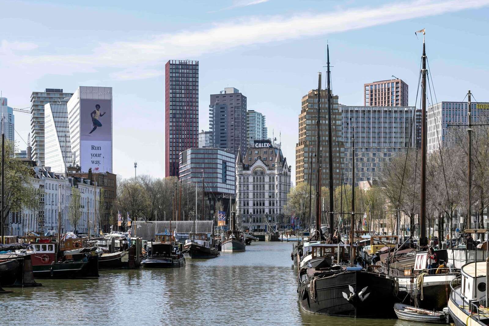 Historische Schepen en de Moderne Skyline