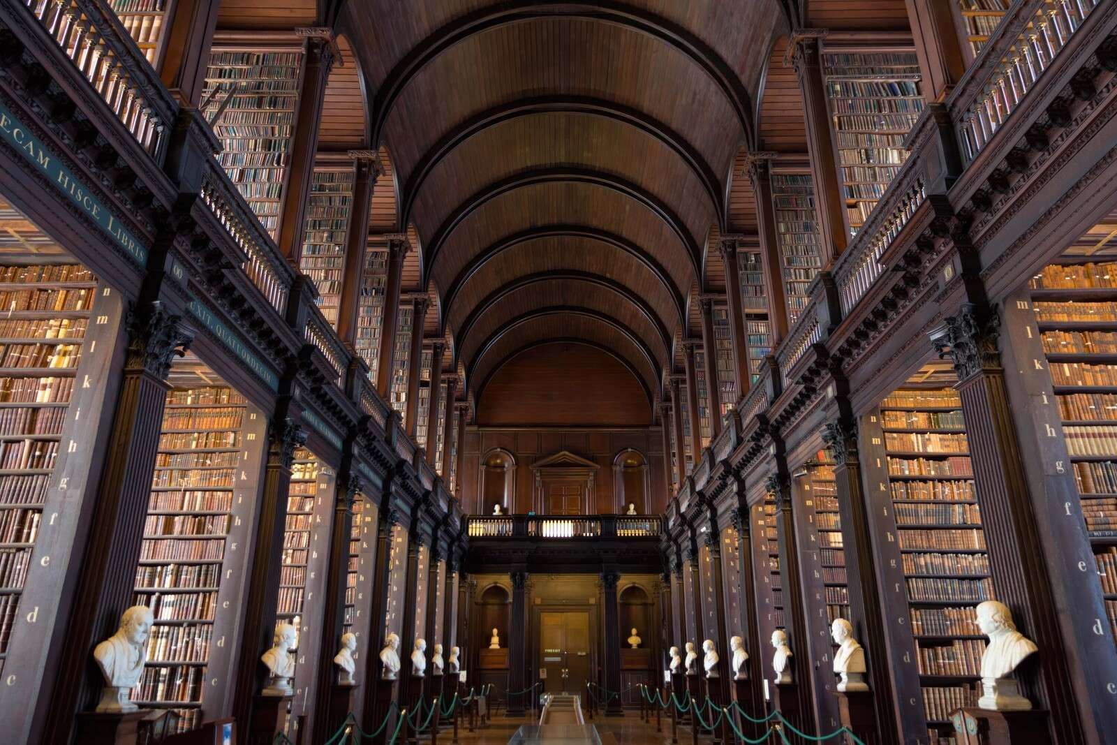 Klassieke Boekenzaal met Bogen