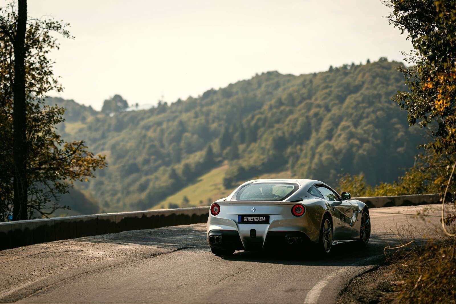 Ferrari F12 door de bergen