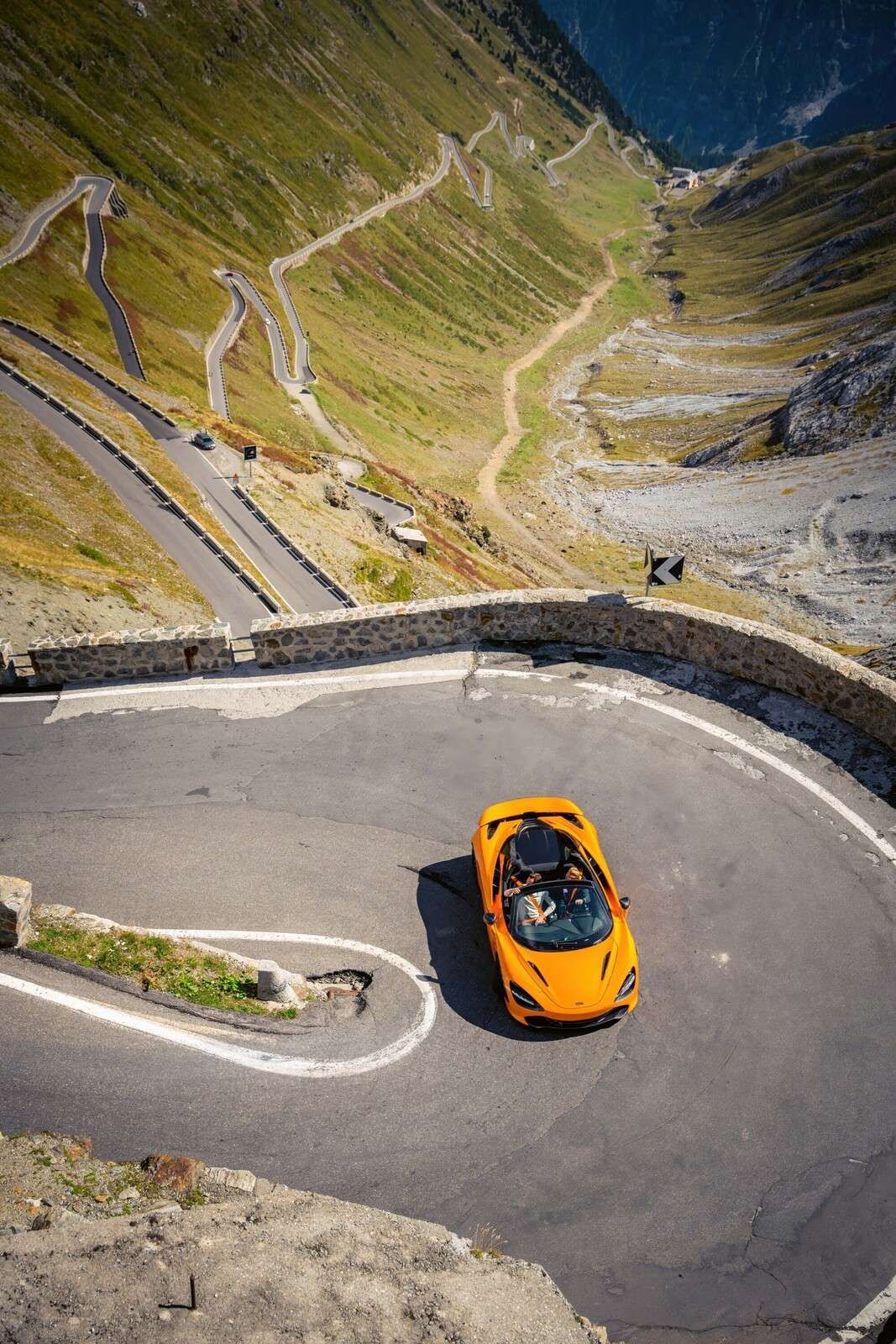 McLaren op Stelviopas - color