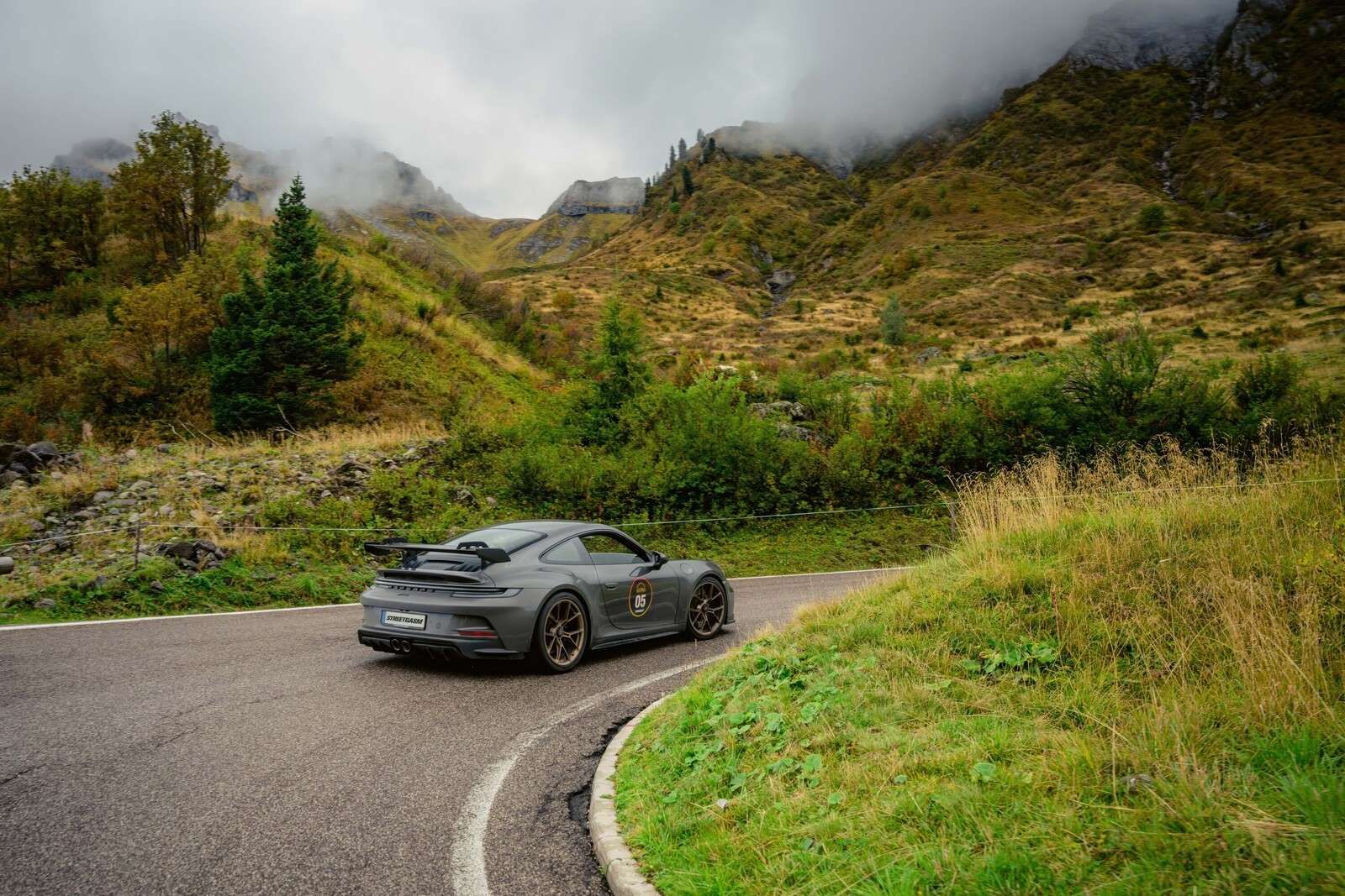 Sportwagen door bergmist
