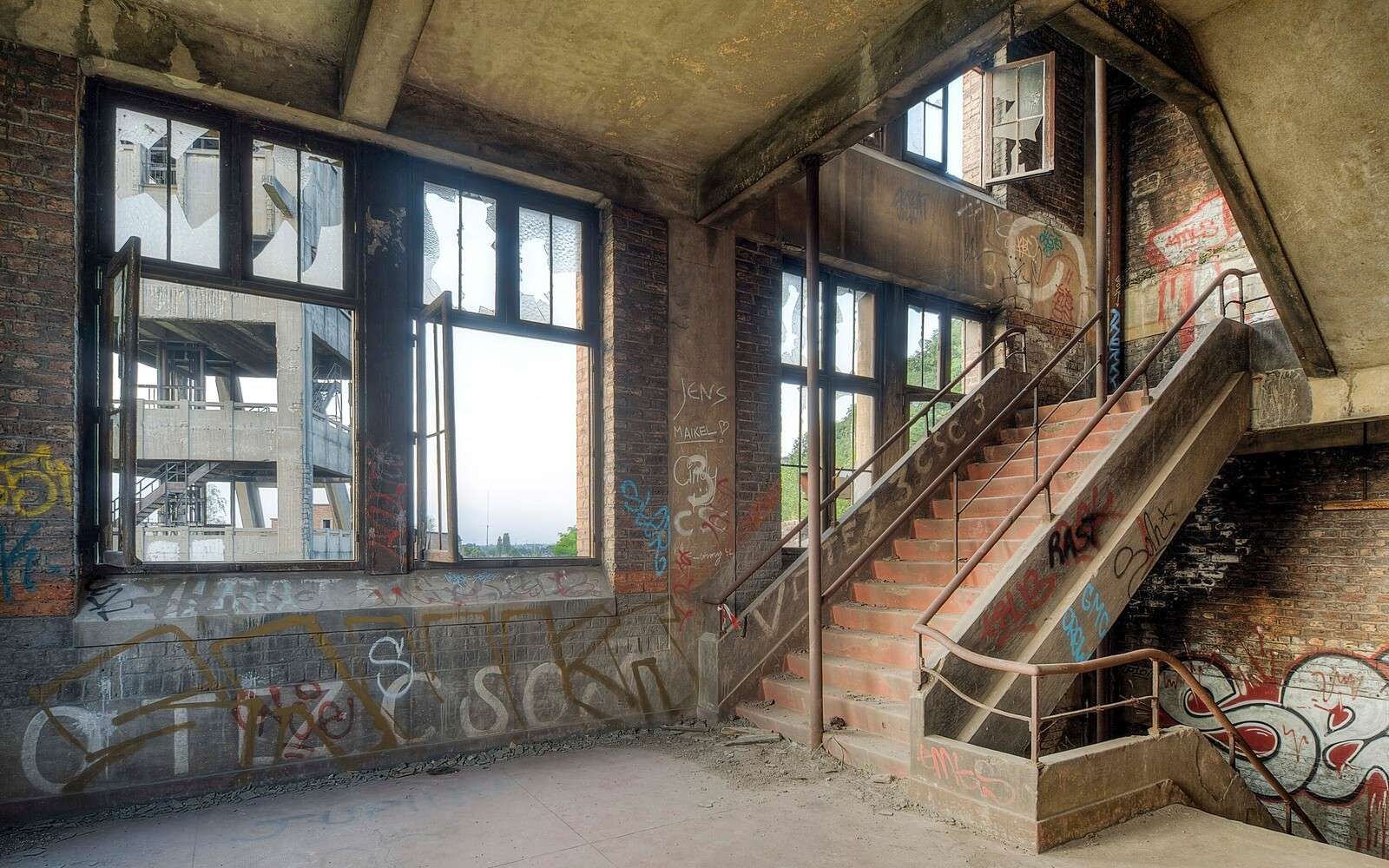 Vervallen trappenhuis met graffiti