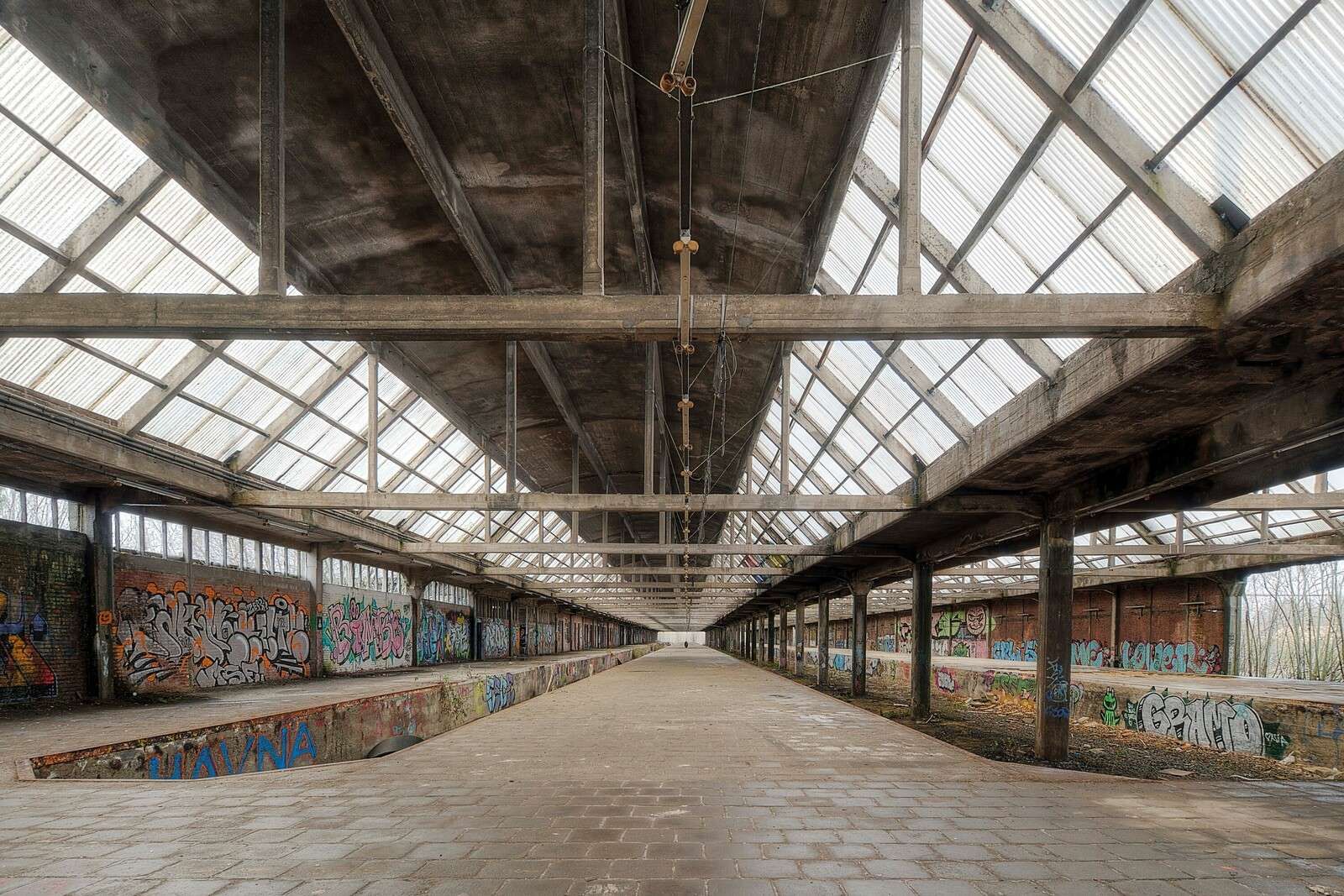 Verlaten loods met graffitiwanden