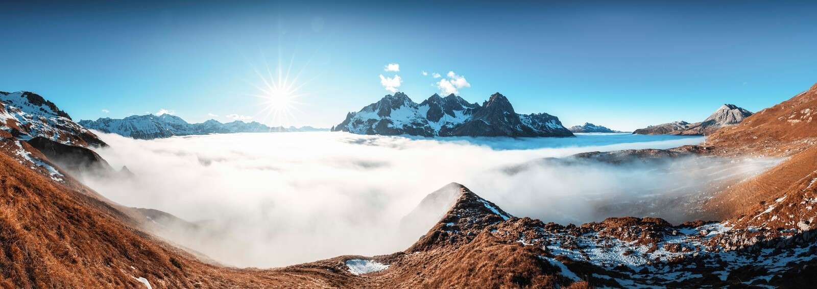 Zonovergoten bergvallei met wolkenzee