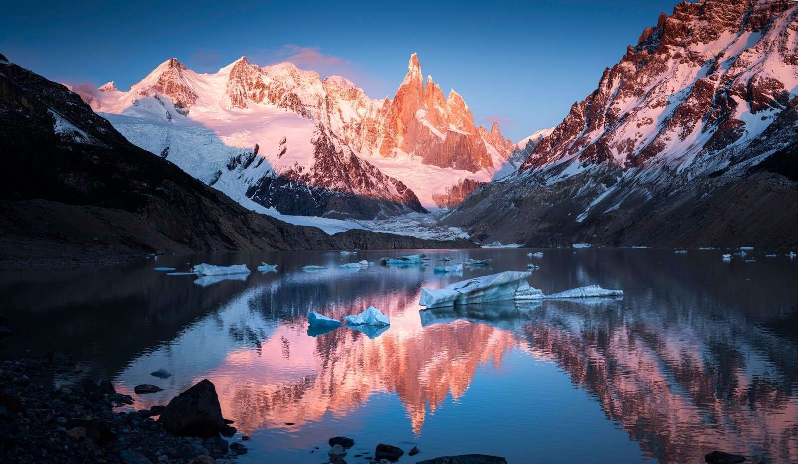 Gletsjermeer met alpengloed in patagonië