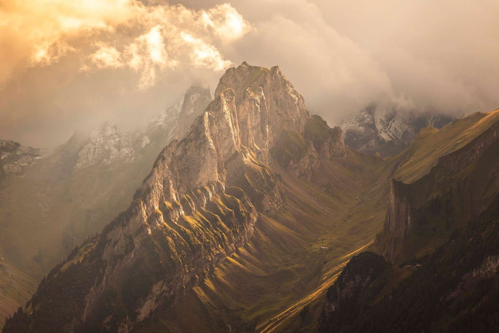 Gouden zonlicht op grillige bergkam