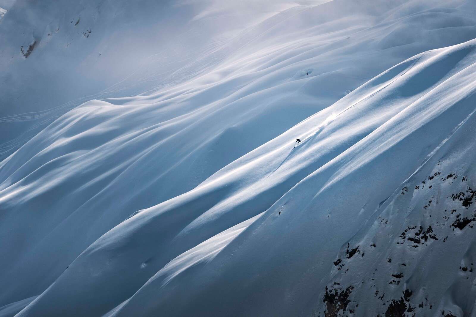Freeride afdaling op poedersneeuwhelling