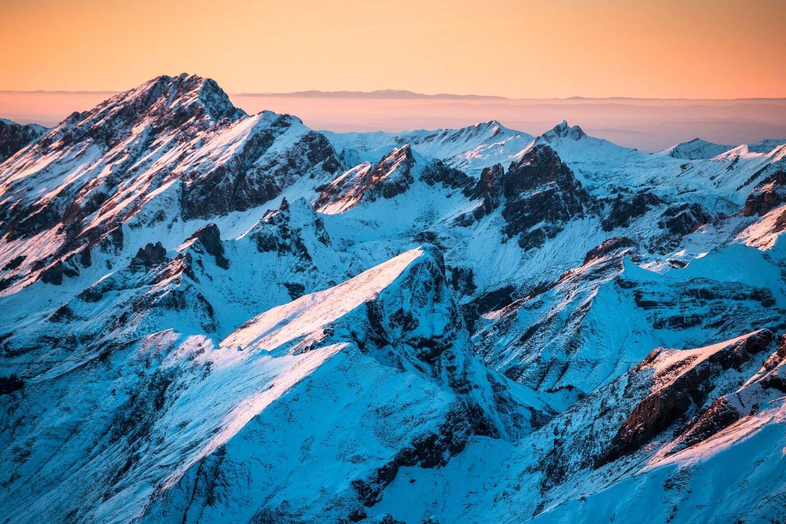 Zonsopkomst over besneeuwd bergmassief