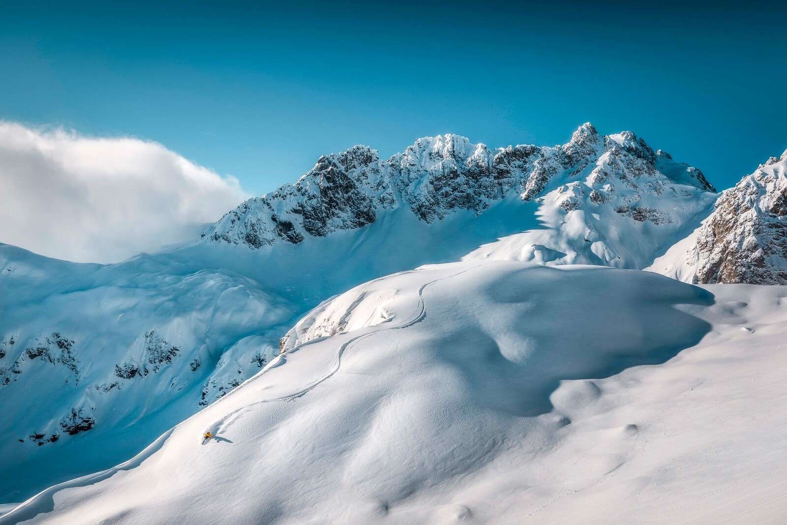 Verspoorde helling in alpine stilte