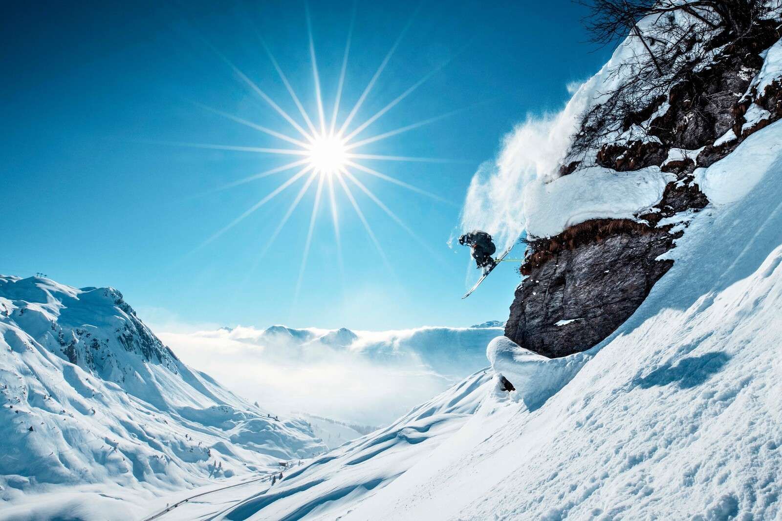 Vrije sprong in zonovergoten sneeuwlandschap