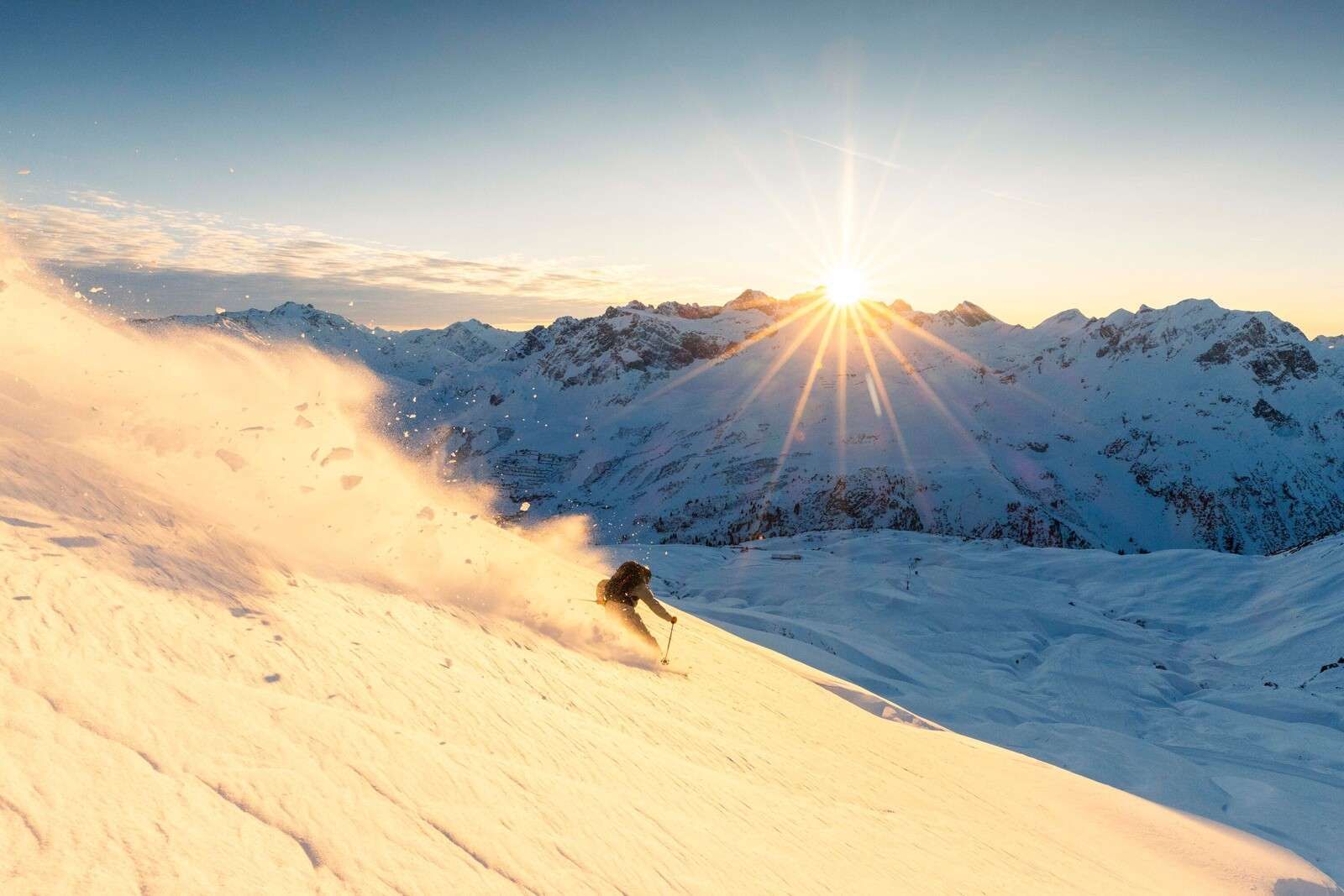 Skier in zonovergoten alpenpanorama