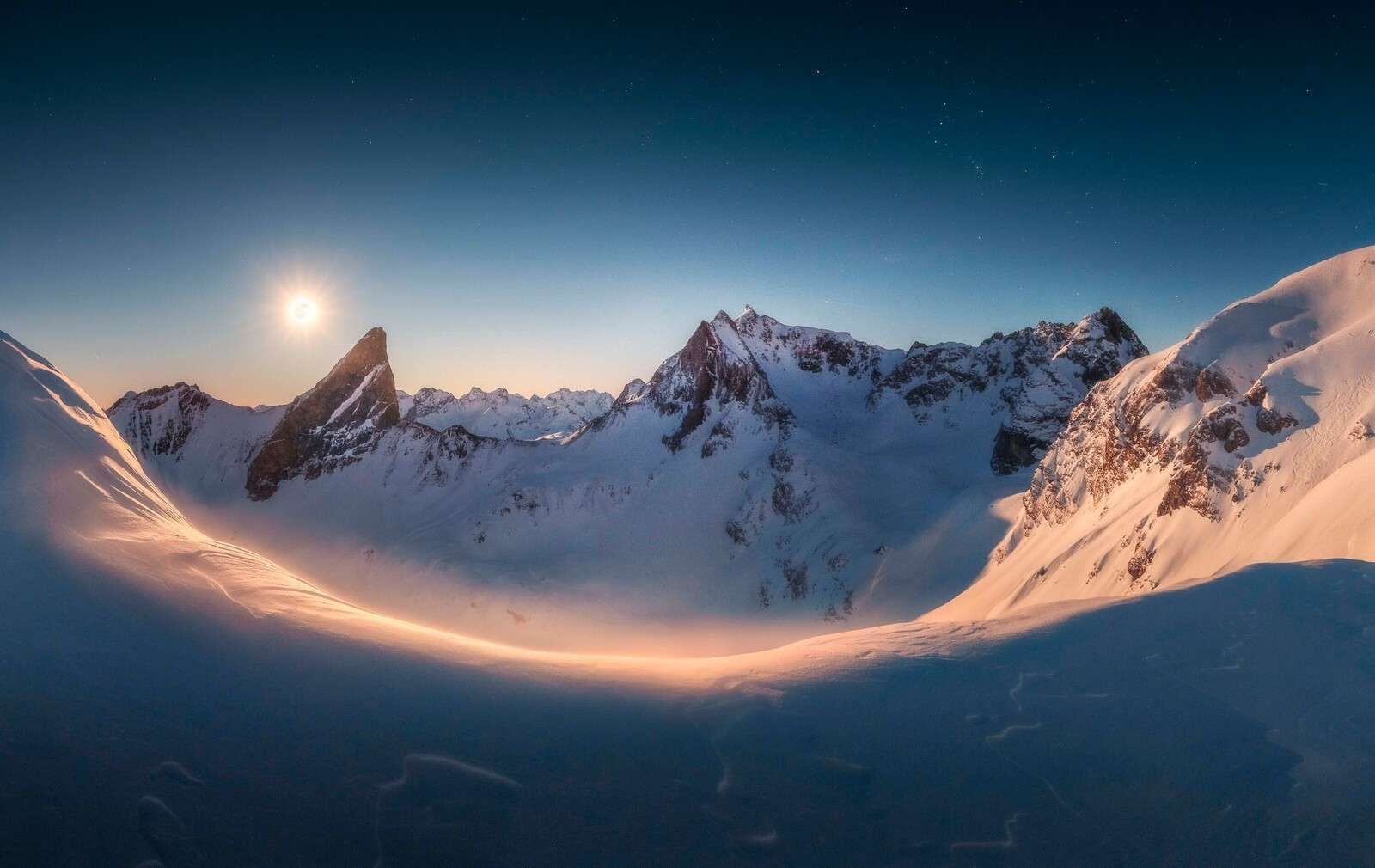Maanlicht over stille bergpas