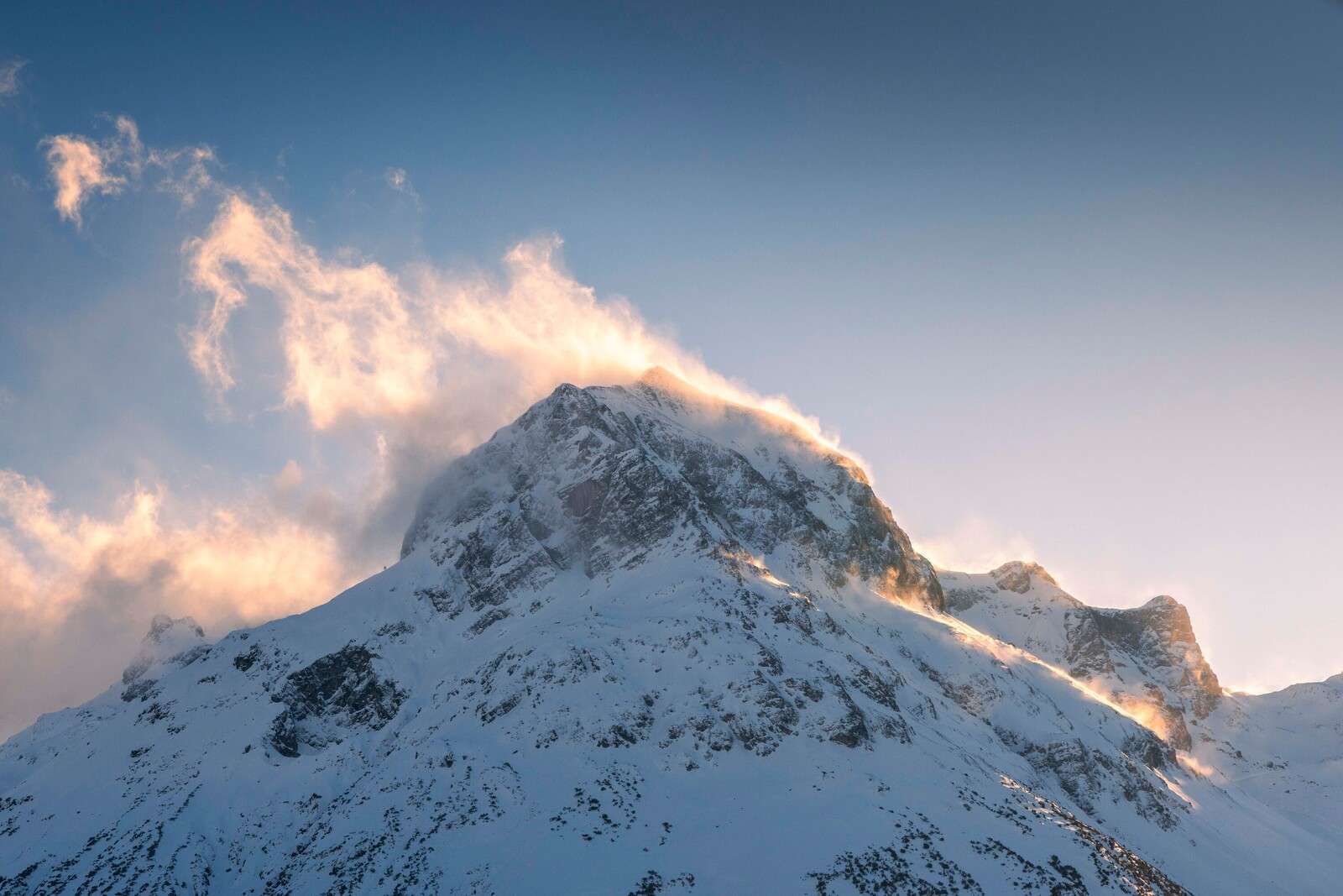 Bergtop in vurige ochtendgloed
