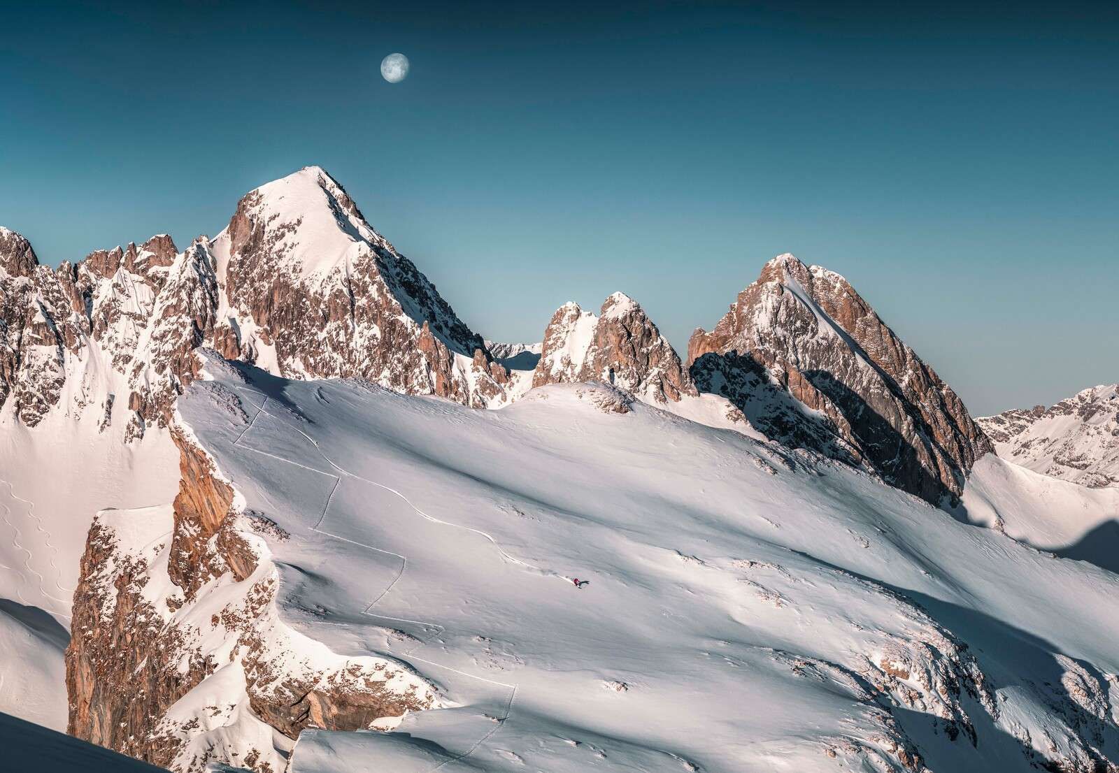 Maanlicht over besneeuwde alpentoppen
