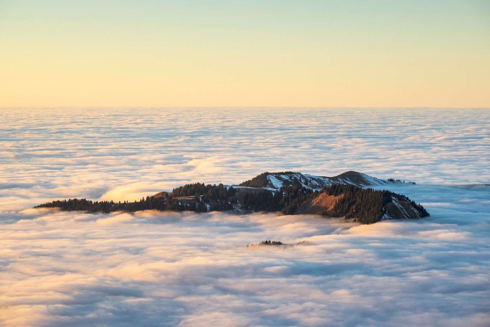 Bergkam drijvend in wolkenzee