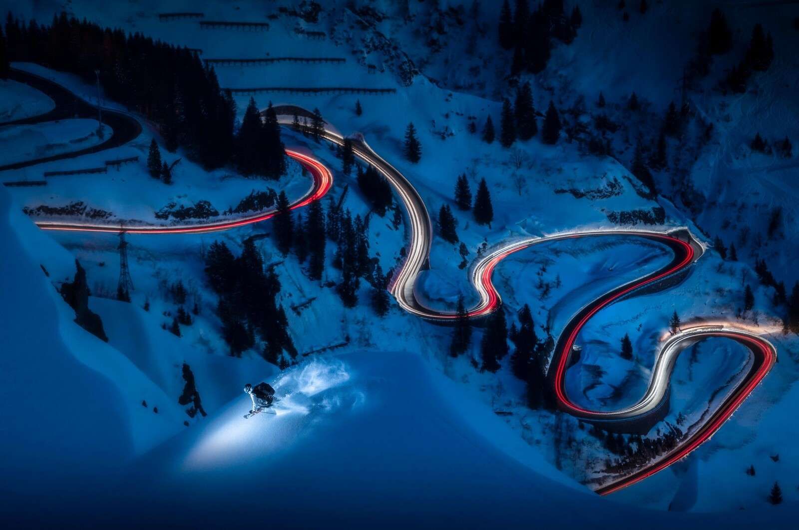 Nachtelijke afdaling in bergbochten