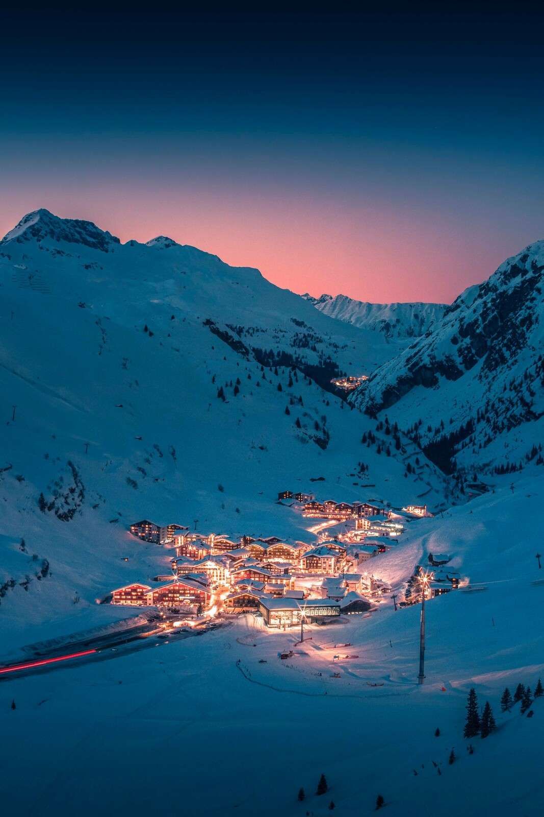 Avondlicht in alpendorp