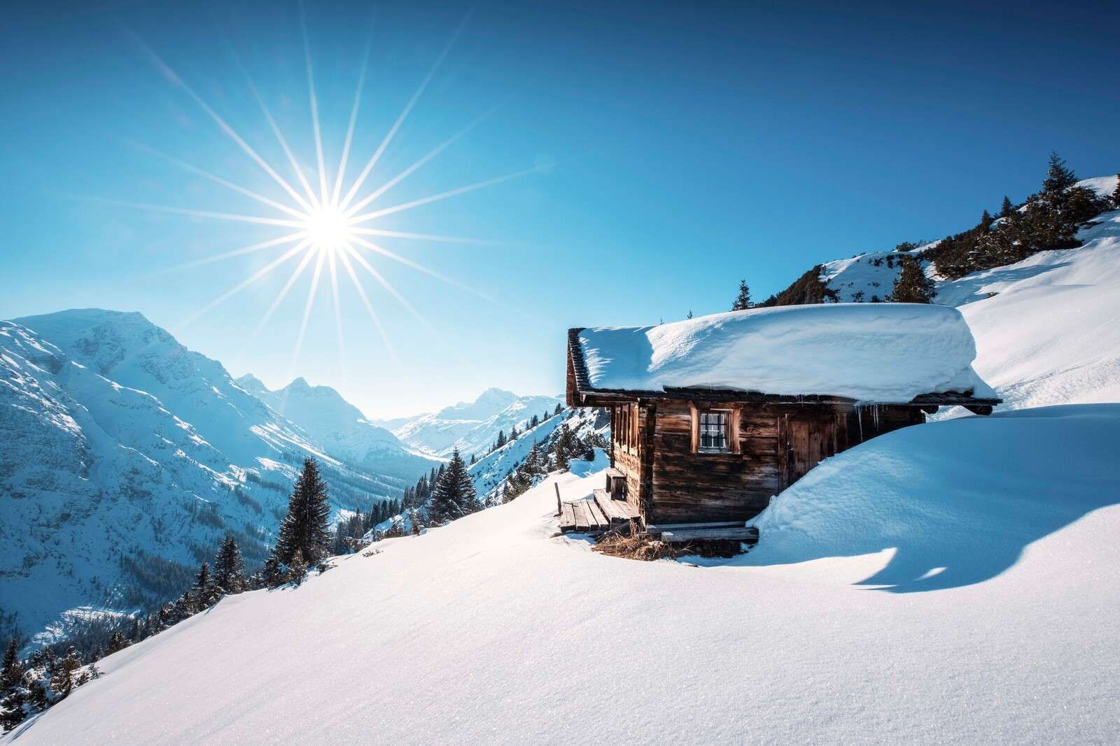 Winterzon boven houten berghut