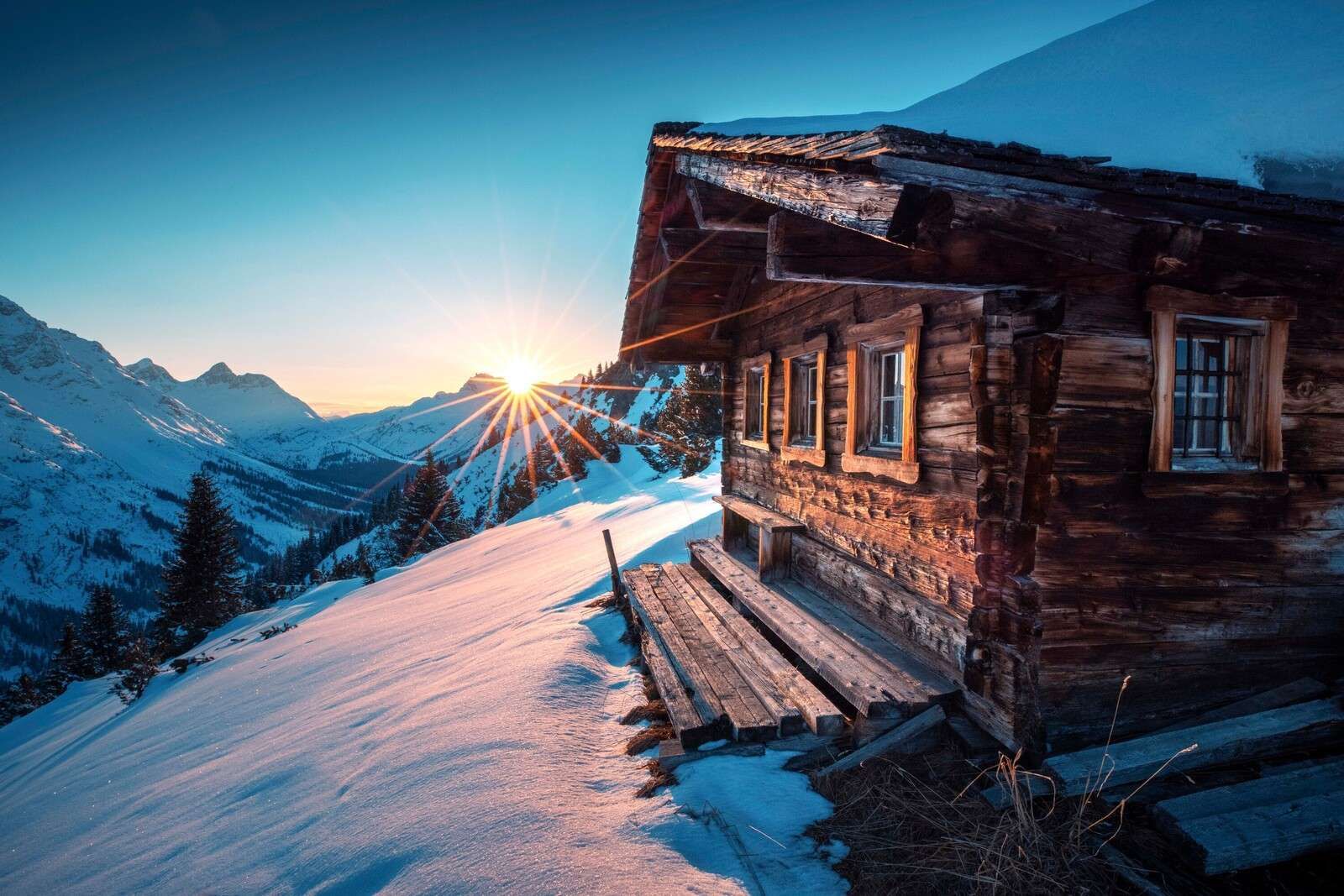 Ochtendlucht bij houten alpenhut