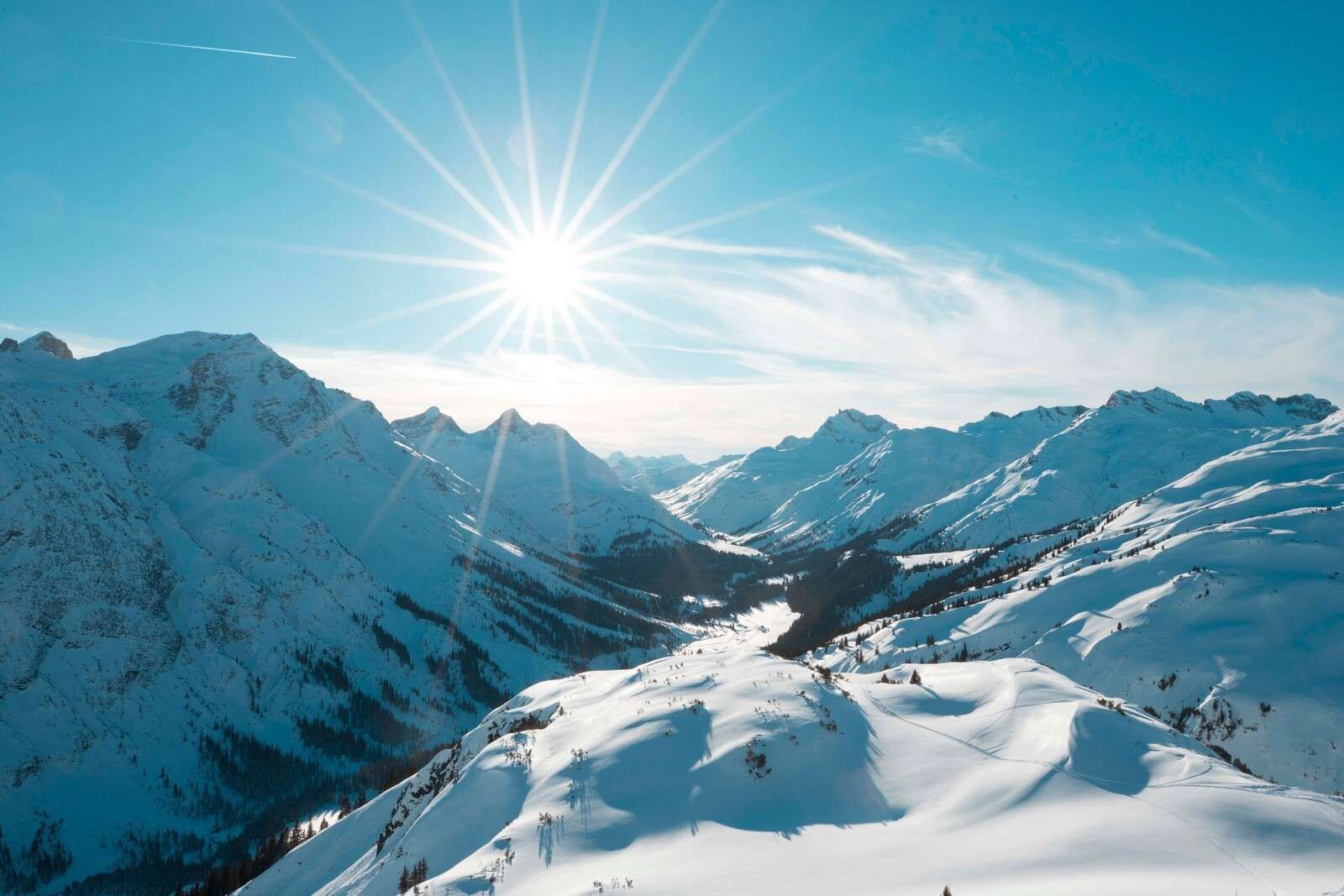 Heldere winterzon boven alpendal