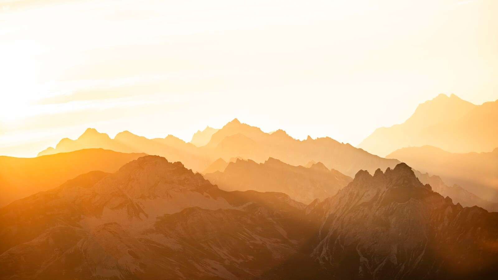 Gouden bergen bij zonsopkomst