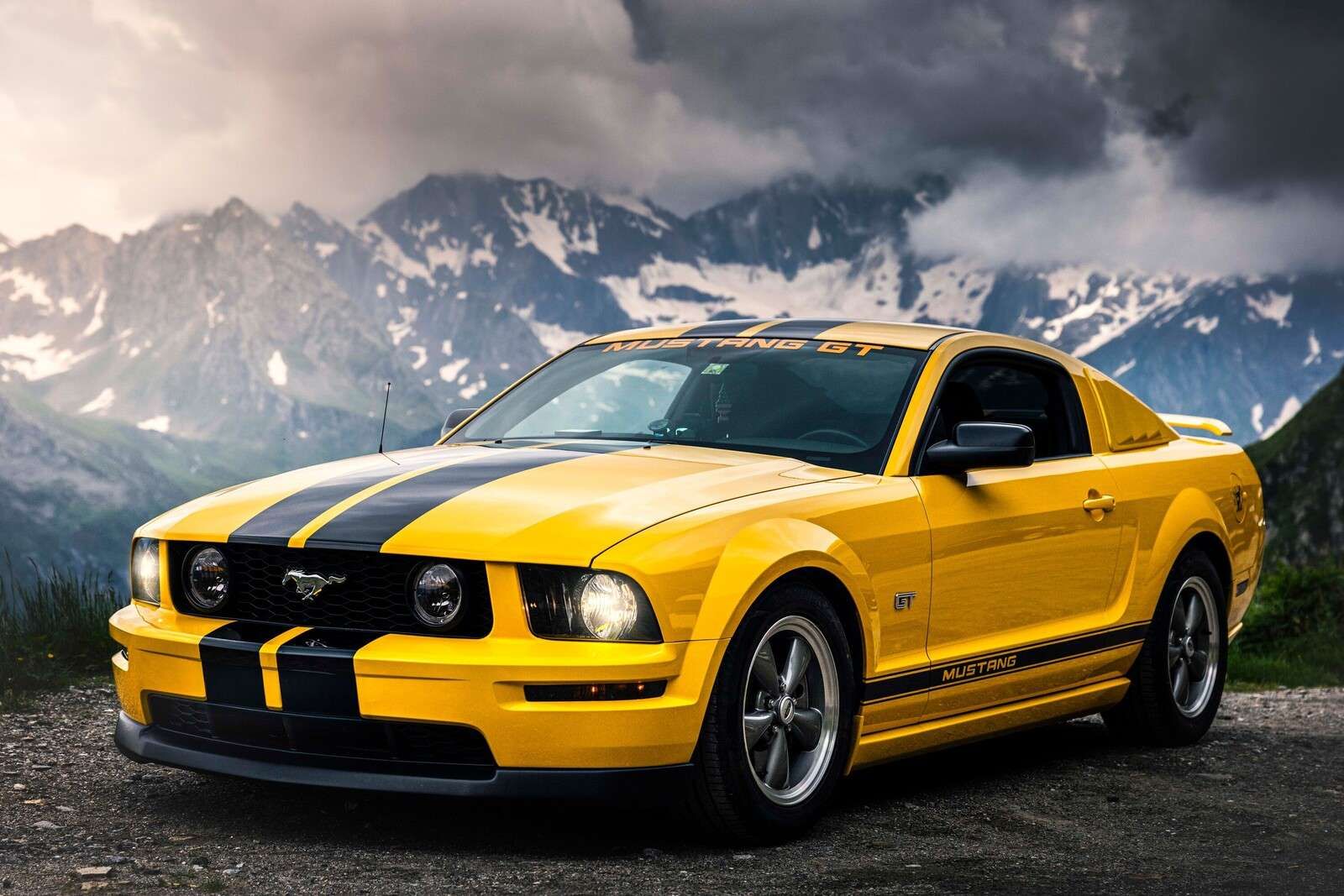Gele mustang in berglandschap